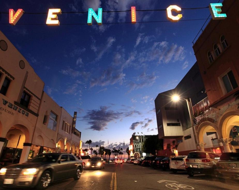 Venice Beach Studio With Large Private Patio Steps To The Beach Лос Анджелис Екстериор снимка