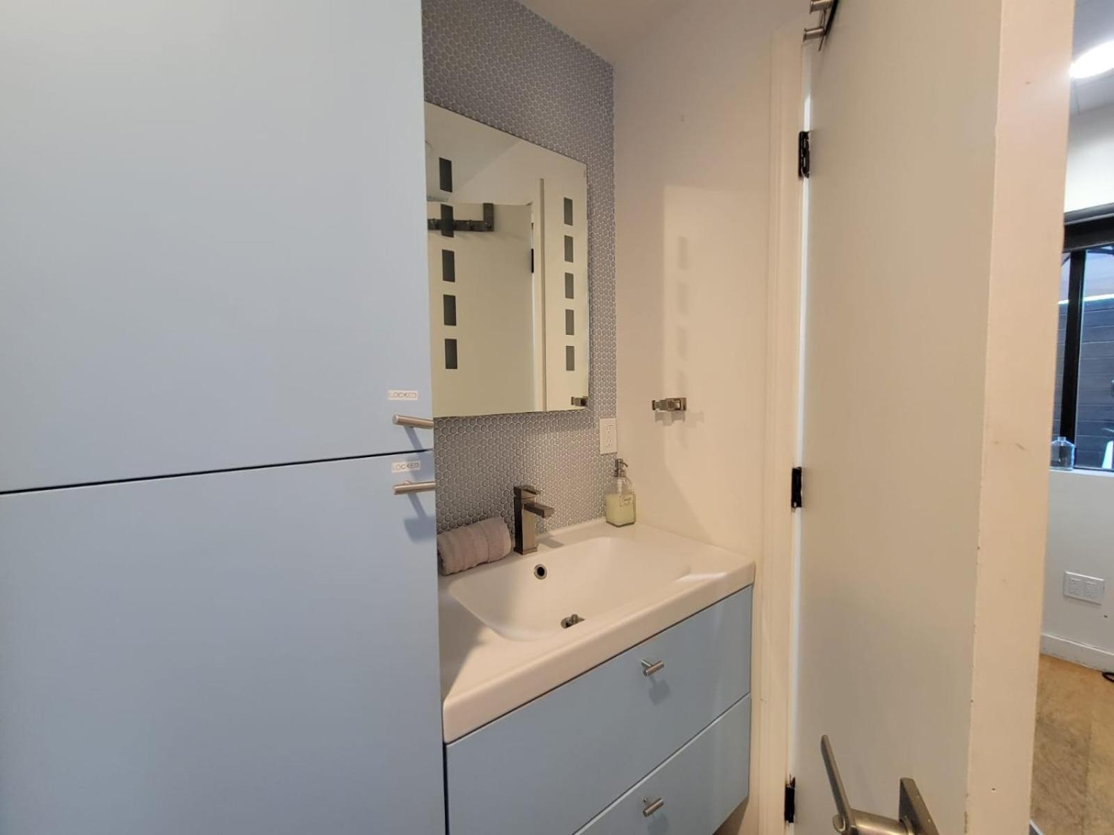 Venice Beach Studio With Large Private Patio Steps To The Beach Лос Анджелис Екстериор снимка