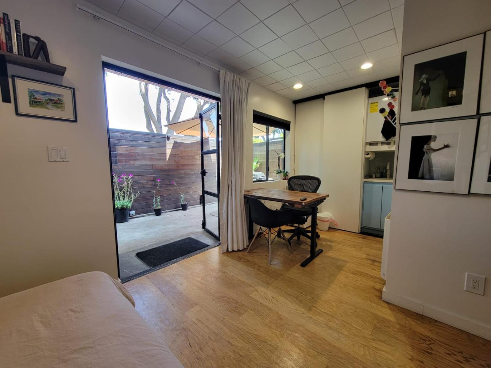 Venice Beach Studio With Large Private Patio Steps To The Beach Лос Анджелис Екстериор снимка