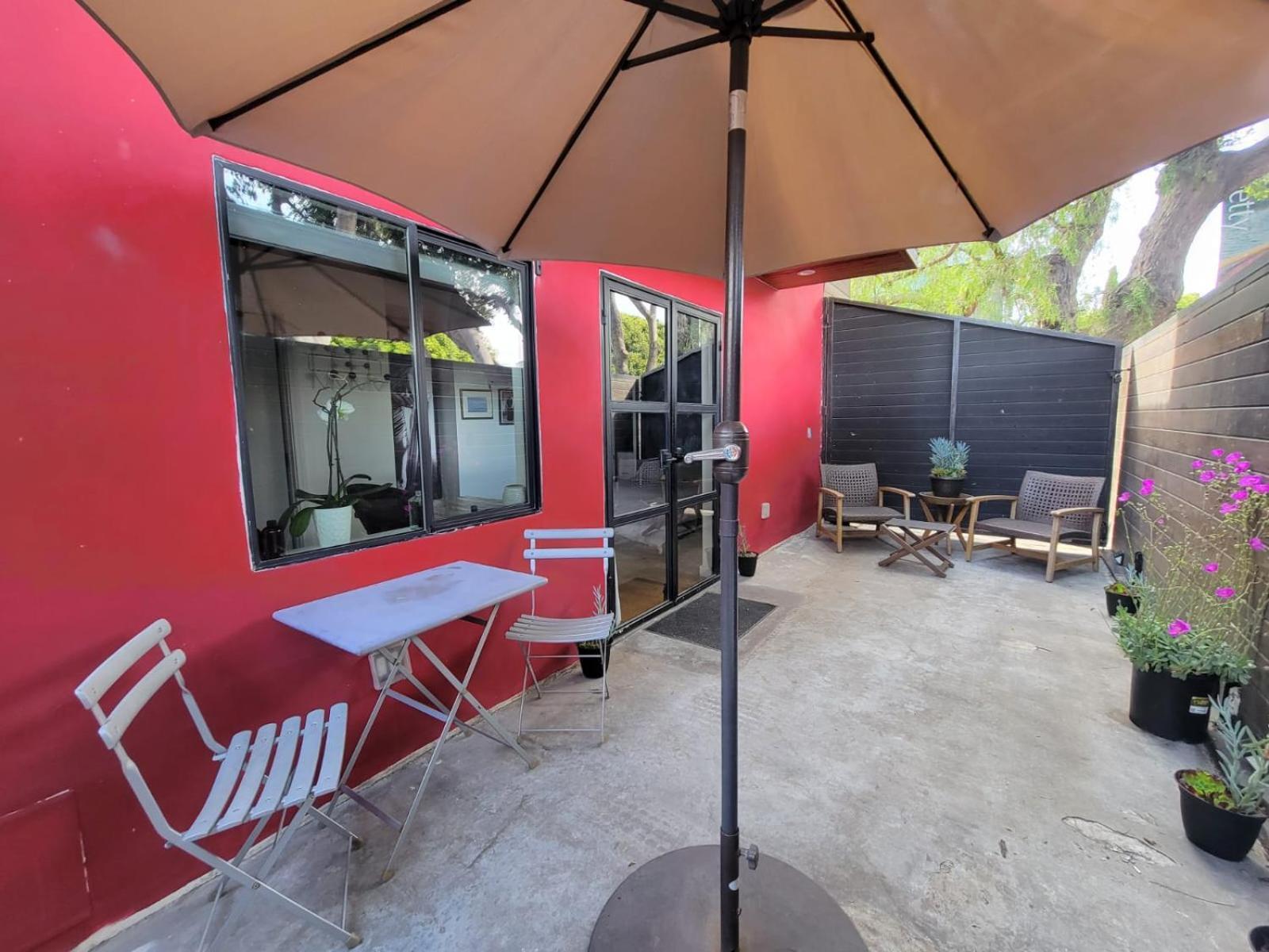 Venice Beach Studio With Large Private Patio Steps To The Beach Лос Анджелис Екстериор снимка