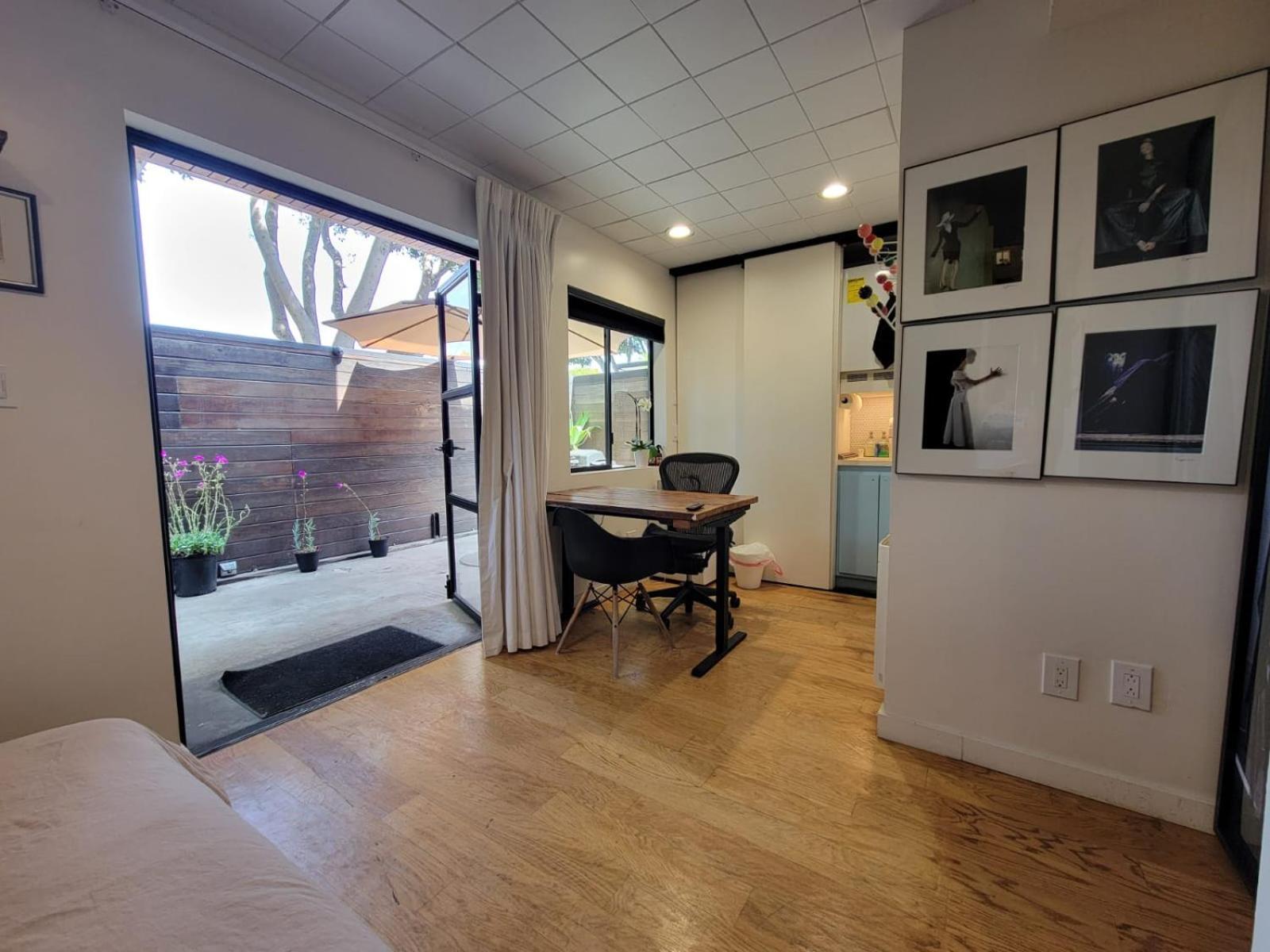 Venice Beach Studio With Large Private Patio Steps To The Beach Лос Анджелис Екстериор снимка
